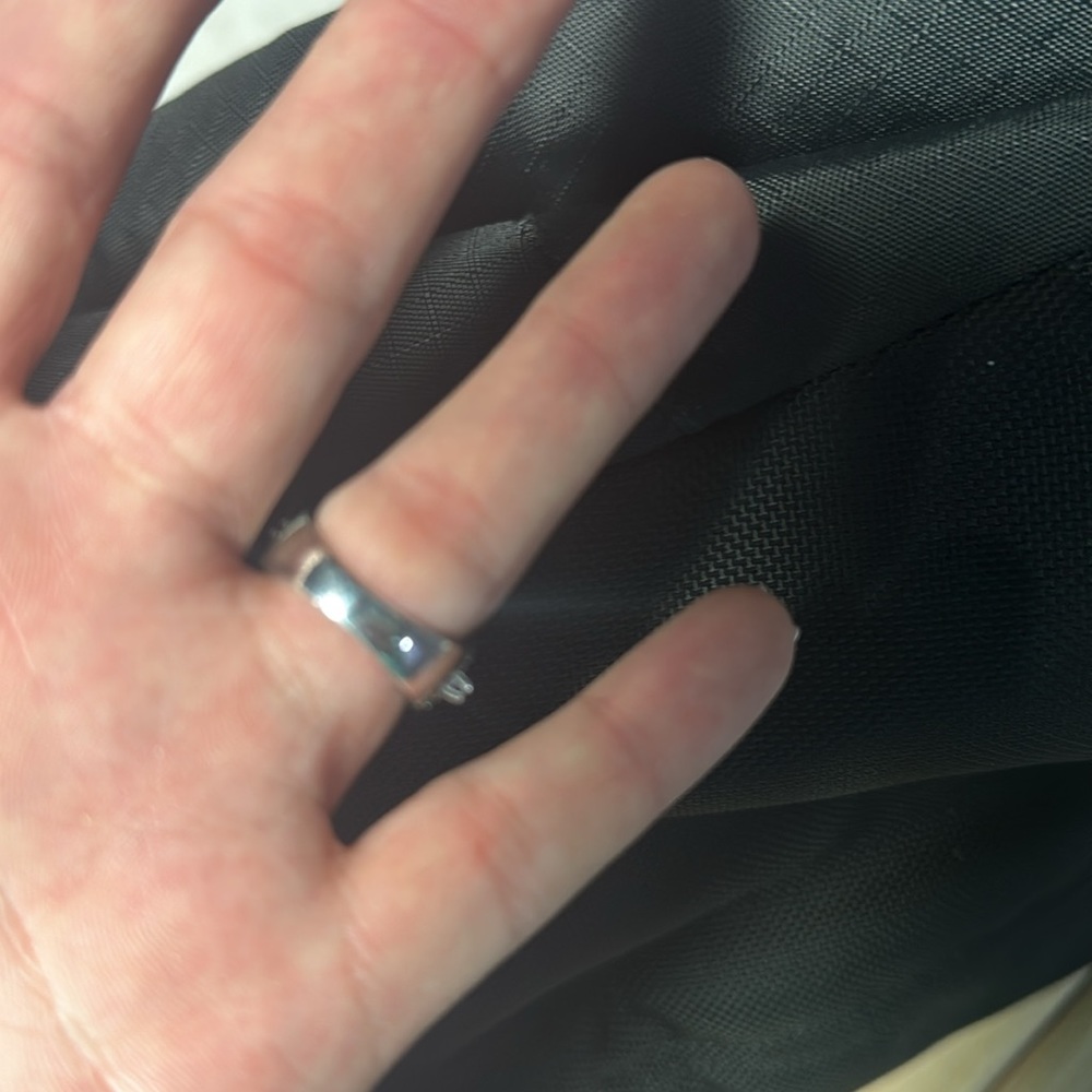 Pretty emerald cut gemstone ring - Picture 4 of 4